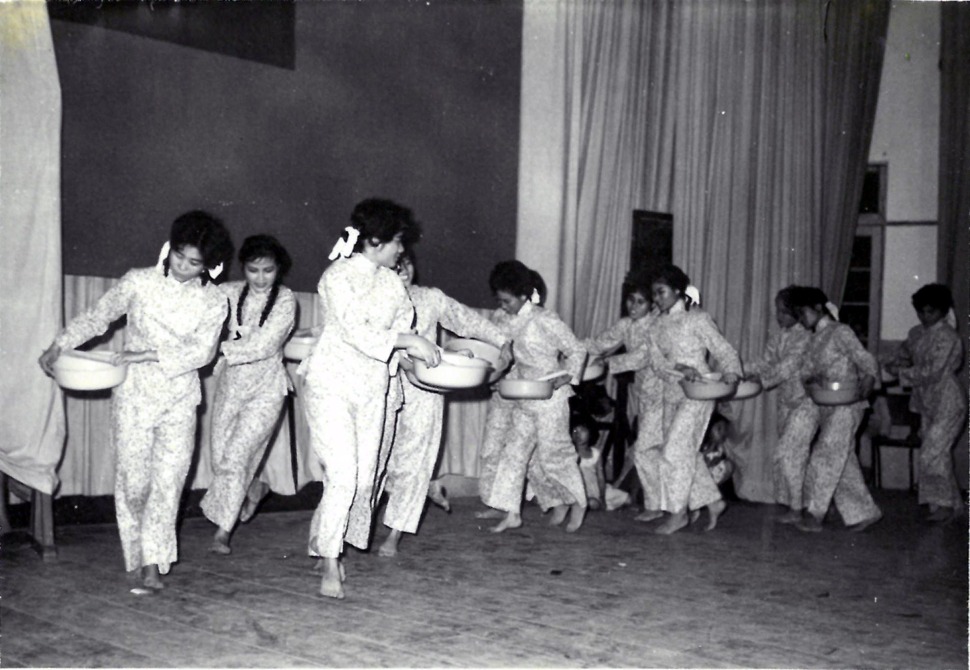 141.53年5月xx日 本校女生舞編隊參加全縣民族舞蹈比賽榮獲冠軍